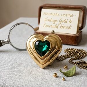 YVES SAINT LAURENT DAZZLING EMERALD GREEN CRYSTAL JEWEL HEART COMPACT YSL 80’s